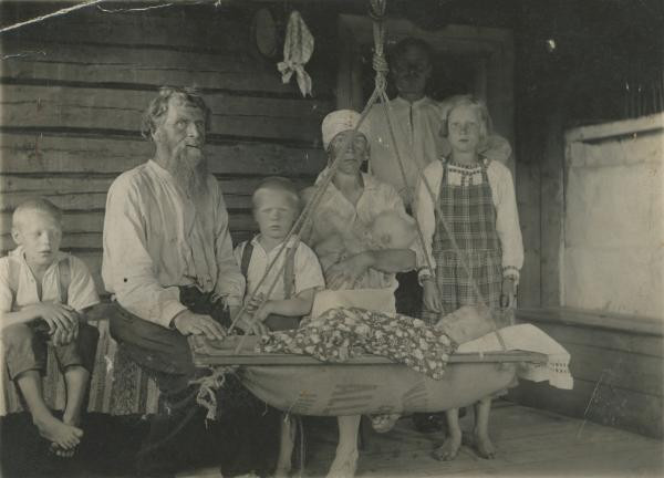 Timo Lipitsä poikansa Iivo Lipitsän perheen parissa Suistamolla. 1930. Kuva: Työväen arkisto.