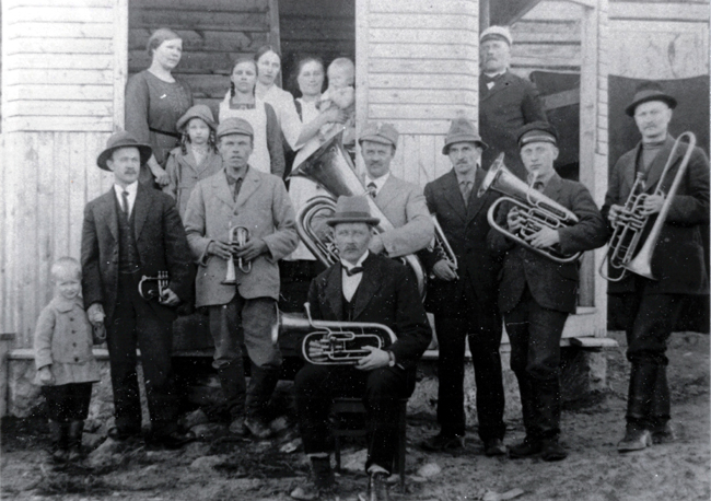 Kestilän torvisoittokunta Kotirannan talon edessä. 1913–1919. Kuva: Asikkalan kultturipalvelut. CC BY-ND 4.0.