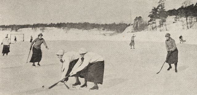 Jääkiekko-ottelu H.D.H. ja Åbo Simklubbs hockeylag. 5.3.1916. Kuva: Museovirasto. CC BY 4.0.