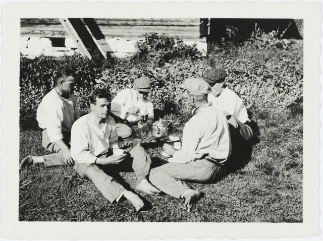 Suomeen palanneita loikkareita karanteenissa. Kurtti, Salla. 1930–1939. Kuva: Uuno Peltoniemi. Museovirasto. CC BY 4.0