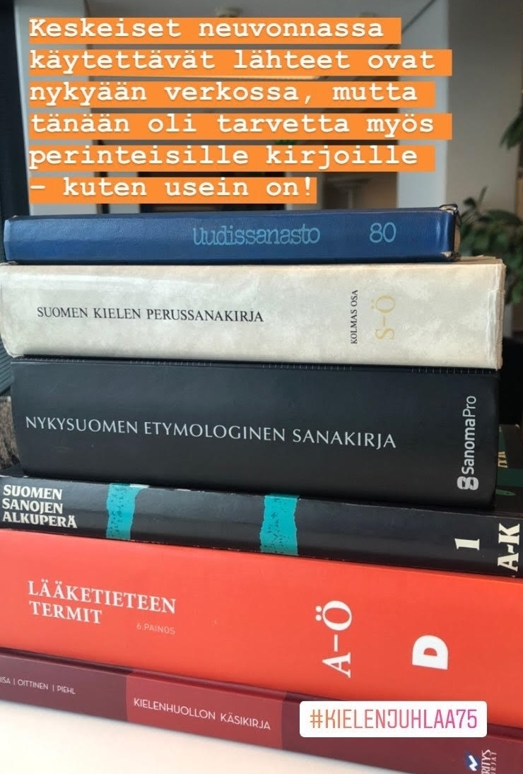 Keskeiset neuvonnassa käytettävät lähteet ovat nykyään verkossa, mutta tänään oli tarvetta myös perinteisille kirjoille – kuten usein on!

Kuvassa kasa kirjoja: Uudissanasto 80, Suomen kielen perussanakirja, Nykysuomen etymologinen sanakirja, Suomen sanojen alkuperä, Lääketieteen termit ja Kienehuollon käsikirja.