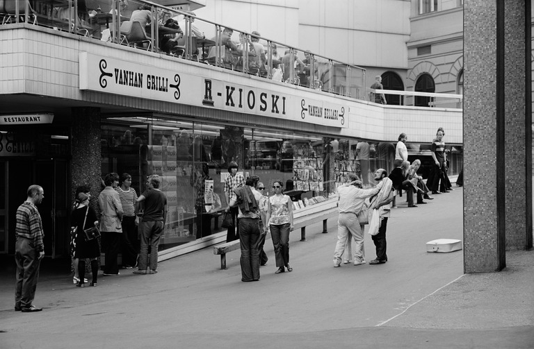 Jalankulkijoita ja tappelijoita Vanhan ylioppilastalon pihassa. Helsinki. 1972. Kuva: Kari Hakli. Helsingin kaupunginmuseo. CC BY 4.0.