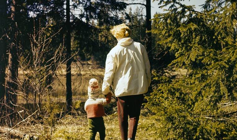 Äiti ja tytär kävelyllä luonnossa. 1960-luku. Kuva: Juha Jernvall. Helsingin kaupunginmuseo. CC BY 4.0.