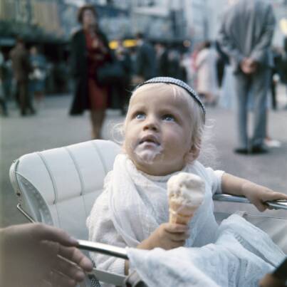 Pikkupoika syö jäätelöä lastenvaunuissa Linnanmäellä Helsingissä 1960-luvulla. Kuva: Juha Jernvall. Helsingin kaupunginmuseo. CC BY 4.0.
