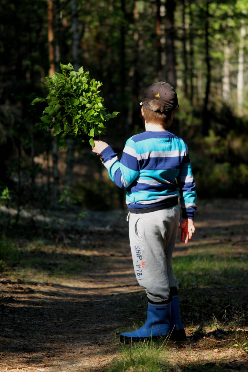 Pieni poika mökkipolulla vasta kädessään. Kuva: Vesa Heikkinen.