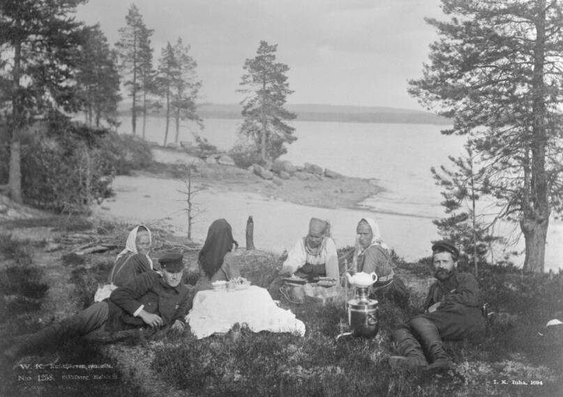 Matkalla Karjalassa. K. F. Karjalainen (vas.) ja I. K. Inha (oik.) saattajineen Ylä-Kuittijärven Ristiniemessä. Kuva: I. K. Inha. Museovirasto. CC BY 4.0.