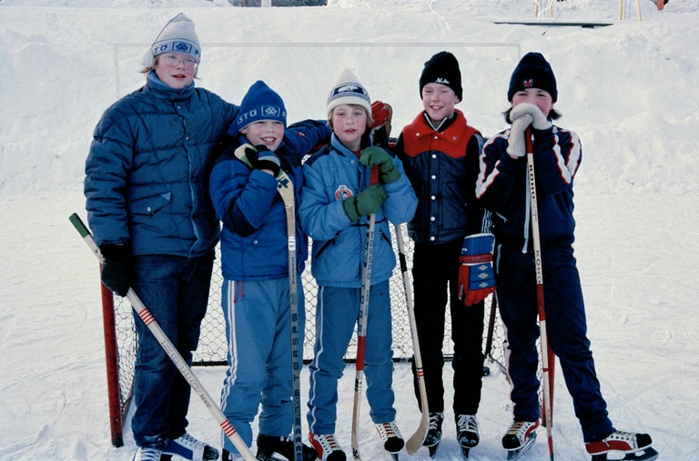 Tossulätkäjengi Kontulassa 1970-luvulla. Kuva: Risto Rautiainen. Helsingin kaupunginmuseo. CC BY 4.0.