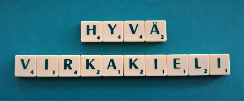 Hyvä virkakieli Scrabble-laatoilla kirjoitettuna. Kuva: Hanna Virtakangas, Kotus.