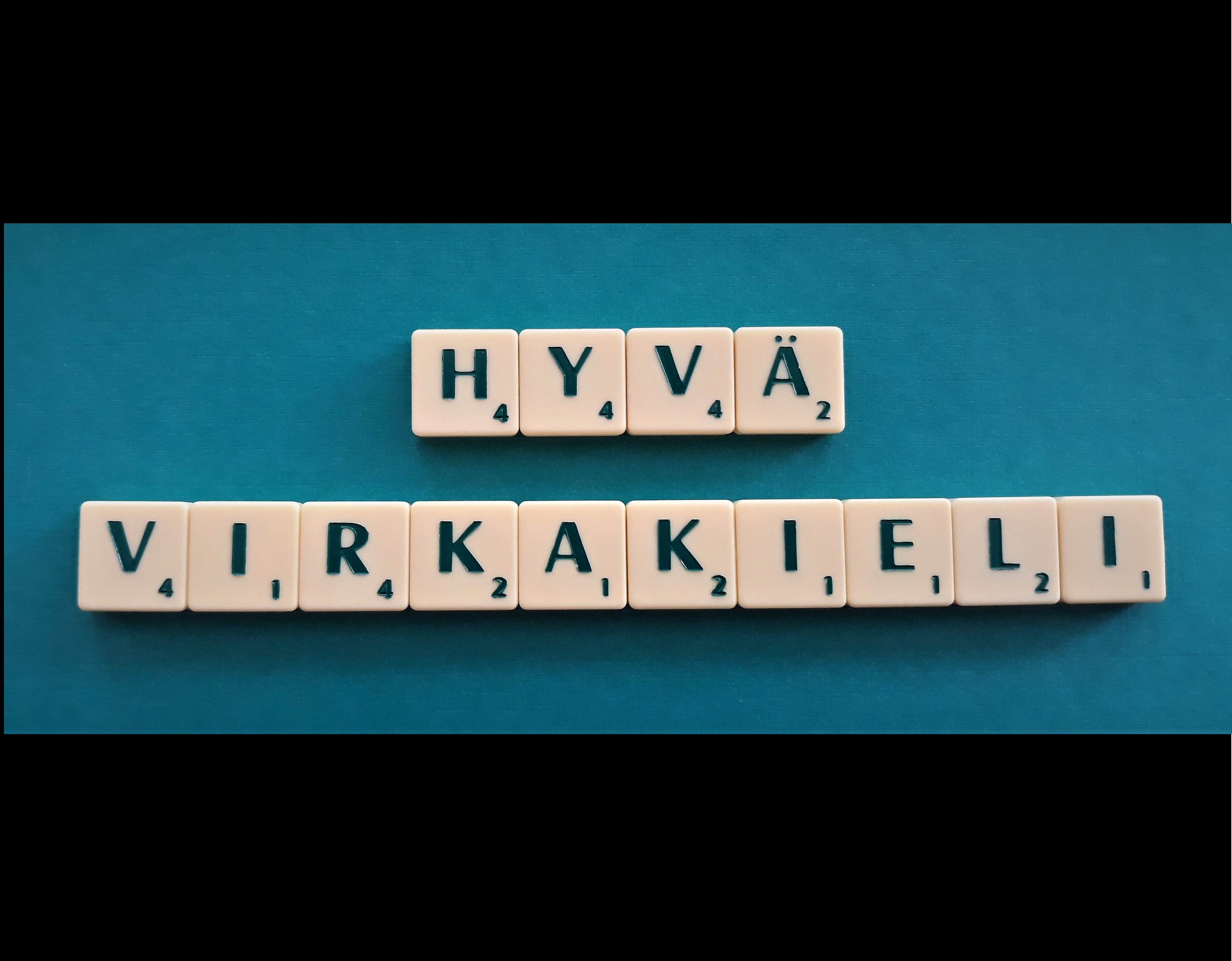 Hyvä virkakieli Scrabble-laatoilla kirjoitettuna. Kuva: Hanna Virtakangas, Kotus.