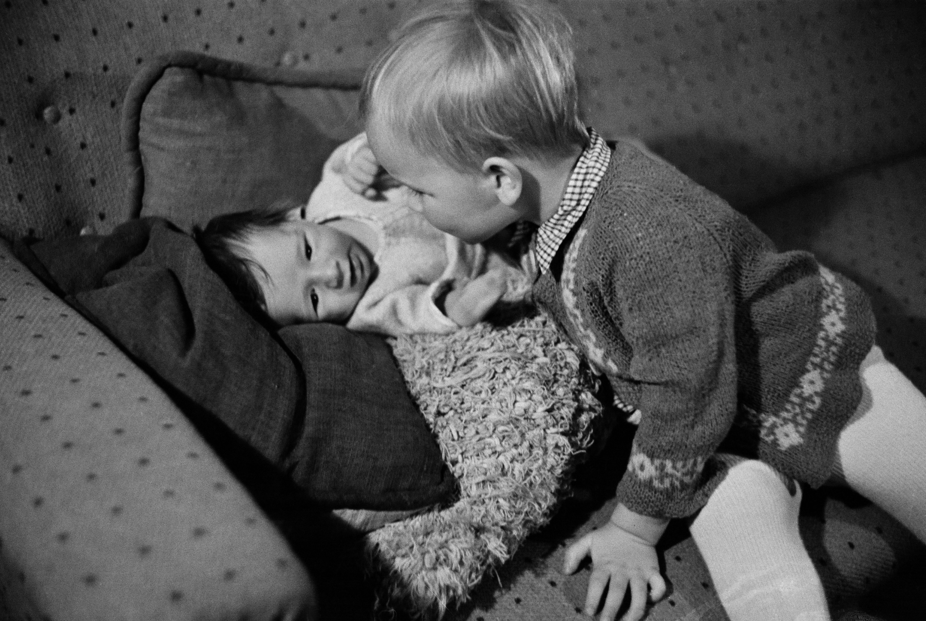 Vauva ja pieni poika kotona. Helsinki, n. 1946. Kuva: Väinö Kannisto. Helsingin kaupunginmuseo. CC BY 4.0.