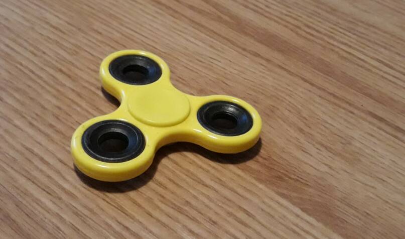 Sormihyrrä eli fidget spinner. Kuva: Risto Uusikoski, Kotus.