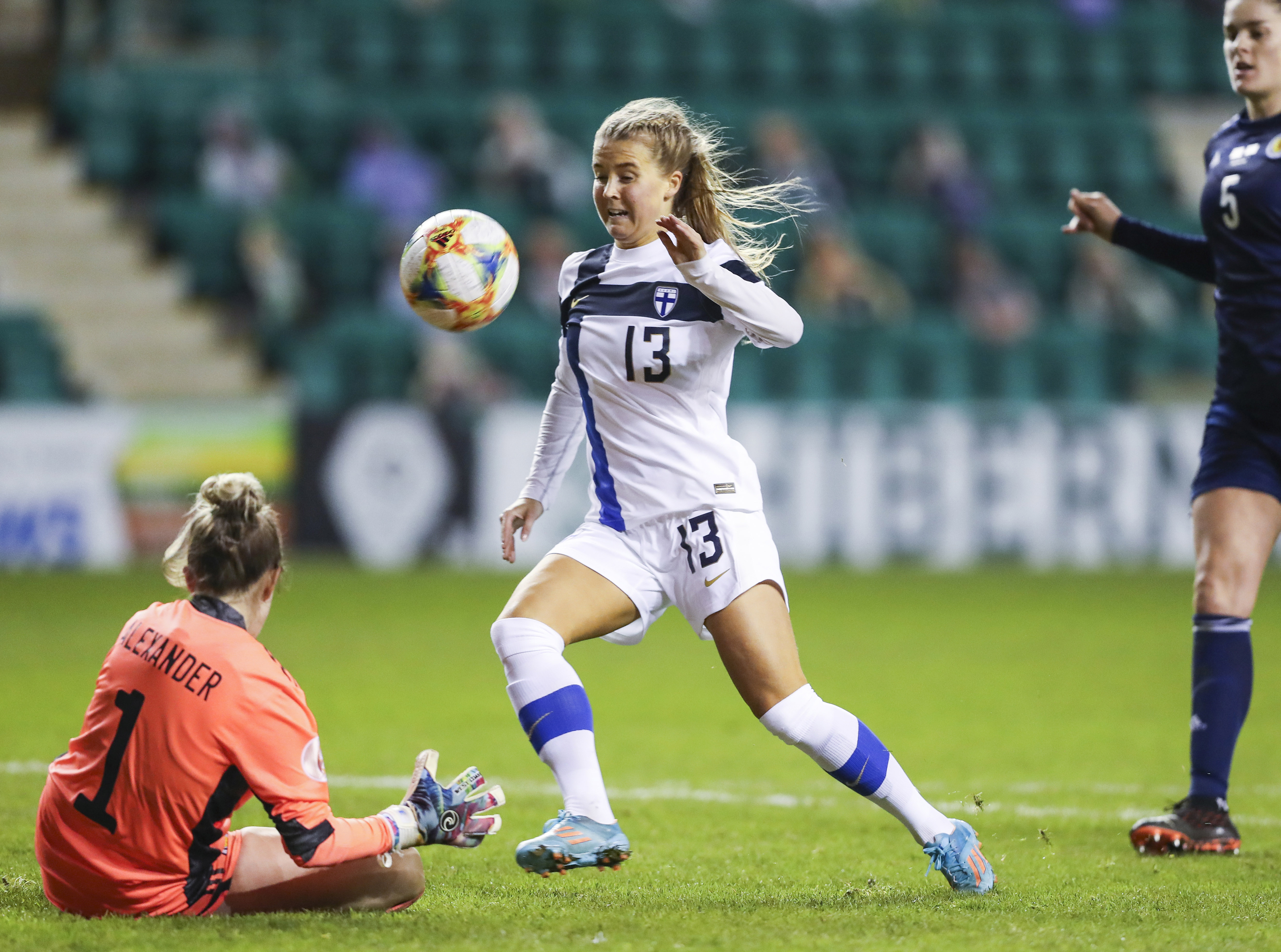 Amanda Rantanen tekemässä naamamaalia Skotlannin ja Suomen välisessä jalkapallo-ottelussa. Edinburgh, 2.12.2020. Kuva: Craig Doyle, ProSportsImages.