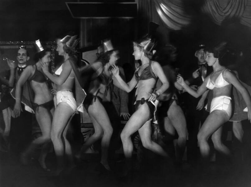 Elannon henkilökunta harrastaa kabareetyyppistä näyttelemistä. Helsinki, 1950-luku. Kuva: Elanto-lehden kokoelma, Helsingin kaupunginmuseo. CC BY 4.0.