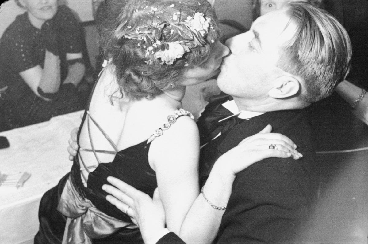 Suudelma uudenvuoden kunniaksi. 1941–1943. Kuva: Pauli Jänis. Valokuvaamo Jäniksen kokoelma. Museovirasto. CC BY 4.0.