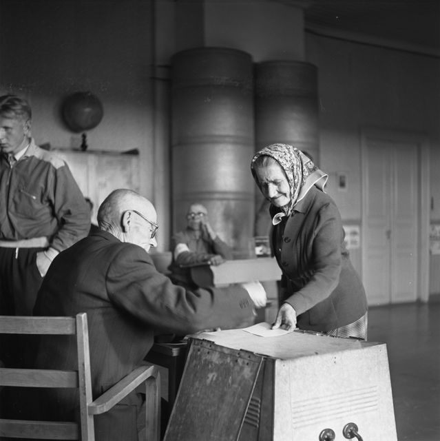 Äänestys menossa Punkalaitumella vuoden 1960 kunnallisvaaleissa. Kuva: Raimo Seppälä. Satakunnan museo. CC BY 4.0.