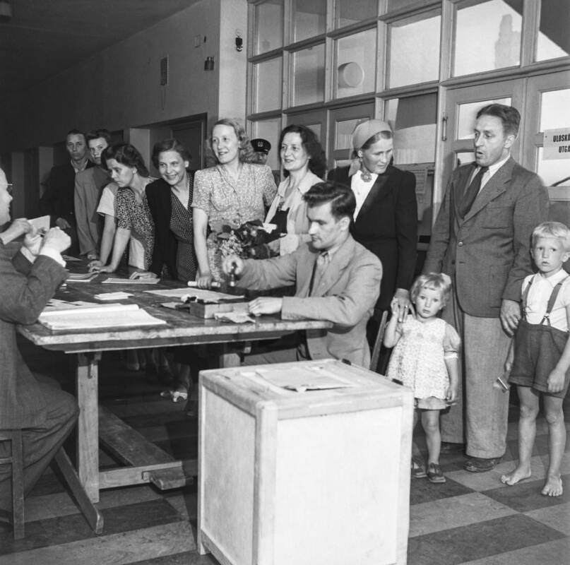 Äänestäjiä vuoden 1948 eduskuntavaaleissa Helsingissä. Kuva: UA Saarinen. Museovirasto. CC BY 4.0.