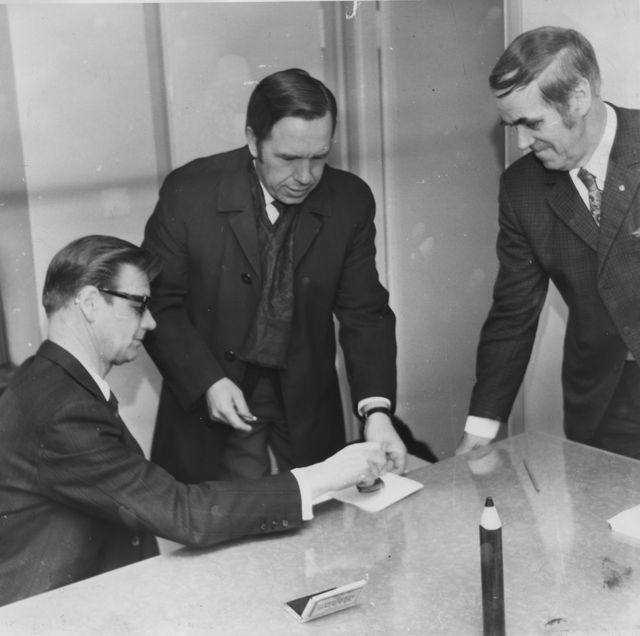 Väinö Vilponiemi leimauttamassa äänestyslippunsa. SDP:n puolueäänestys kansanedustajaehdokkaista. Pori 9.11.1971. Kuva: Uusi Aika -sanomalehti. Satakunnan museo. CC BY 4.0.