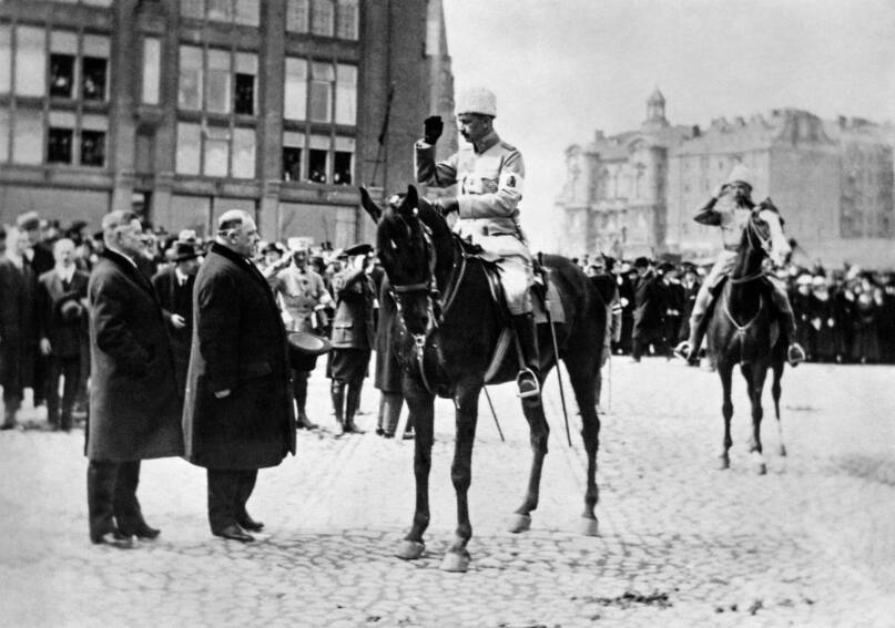 Helsingin kaupungin pormestari Johannes von Haartman lausuu Suomen sotaväen ylipäällikkö C. G. E. Mannerheimin joukkoineen tervetulleeksi kaupunkiin. Helsinki 16.5.1918. Kuva: Museovirasto. CC BY 4.0.