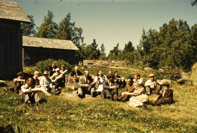 Lokalahden kunnanvaltuusto Koiluodossa retkellä. 1955. Kuva: Kalle Rautanen. Lusto, Suomen metsämuseo. CC BY 4.0.