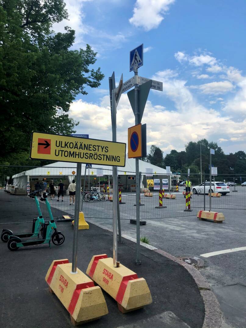 Kesäkuun 2021 kuntavaaleissa oli mahdollista äänestää myös ulkona. Ennakkoäänestyspaikka Töölön kisahalli, Helsinki. Kuva: Henna Leskelä, Kotus.