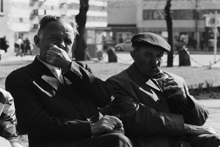 Kaksi miestä juomassa olutta Matti Heleniuksen puistossa. Helsinki, 1970. Kuva: Simo Risto. Helsingin kaupunginmuseo. CC BY 4.0.