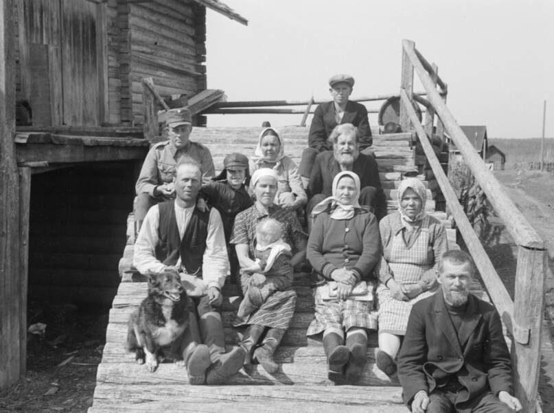 Kaunoselän väkeä. 1938. Kuva: Uuno Peltoniemi. Museovirasto. CC BY 4.0.