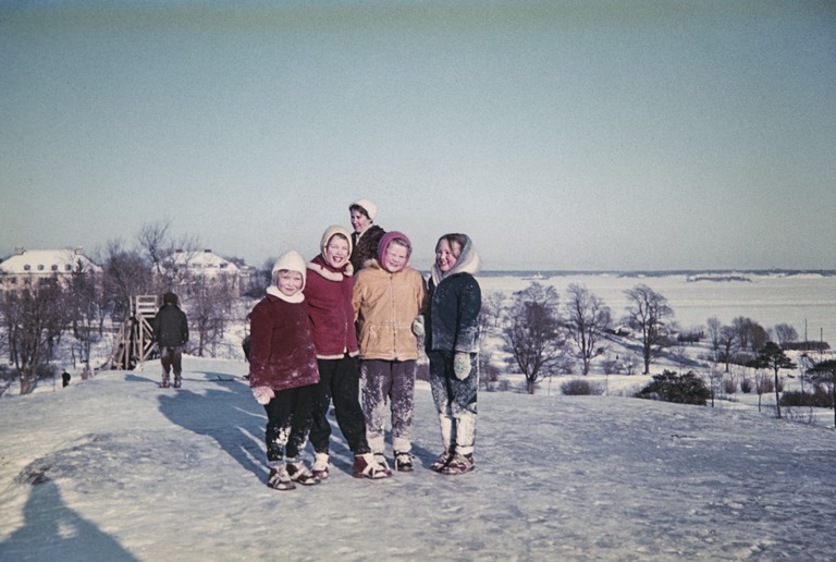 Kaivopuisto talvella. Lapsia Kaivopuistossa mäen päällä. Kuva: Arvo Kajantie. Helsingin kaupunginmuseo. CC BY 4.0.