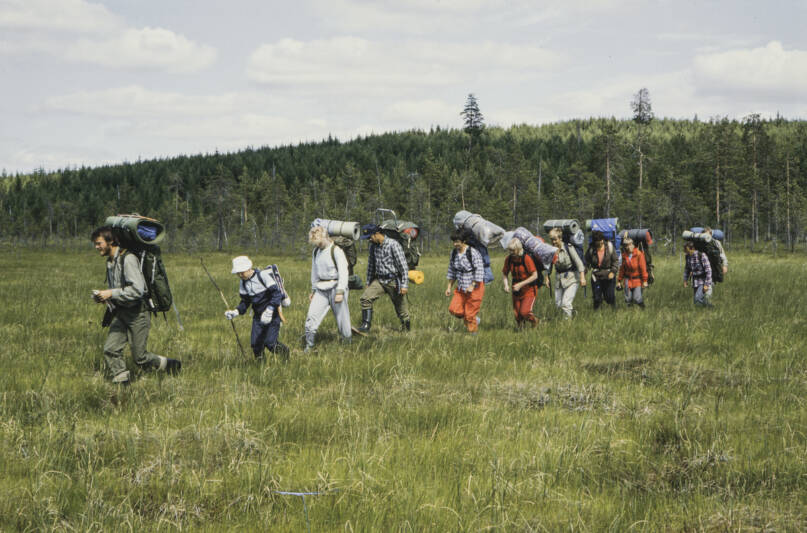 Vaeltajia rinkat selässään 1991. Kuva: Tea Karvinen. Museovirasto.  CC BY 4.0.