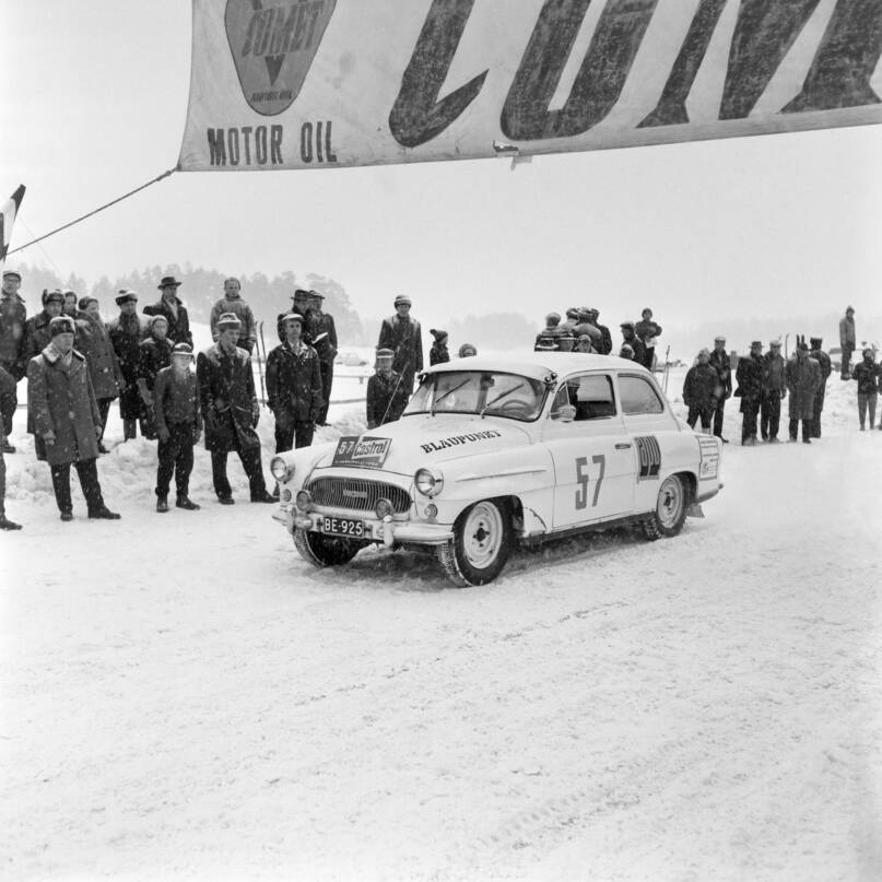 Auto Hankirallissa helmikuussa 1960. Kuva: UA Saarinen. Museovirasto. CC BY 4.0.