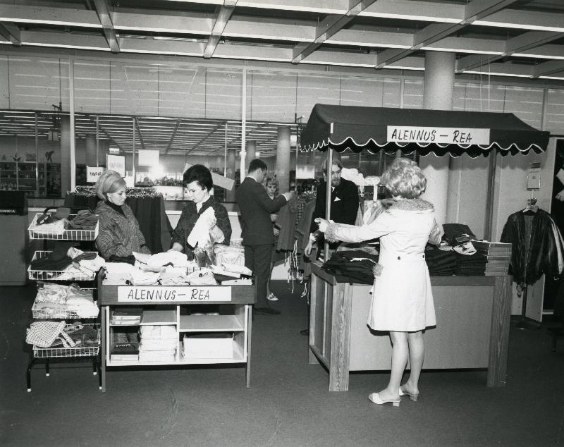 Alennusmyynti Heikintorin vaateliikkeissä 1960- ja 1970-lukujen vaihteessa. Kuva: Studio Kirsi. Asuntosäätiön kokoelma. Espoon kaupunginmuseo. CC BY-ND 4.0.