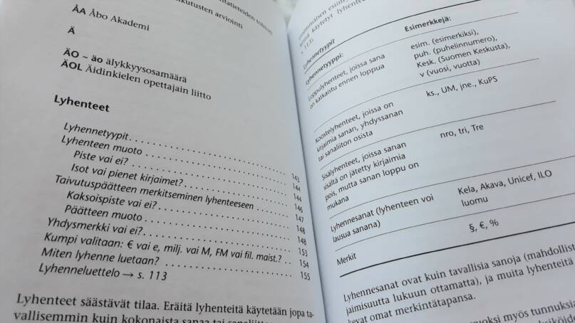 Kielitoimiston oikeinkirjoitusopas. Kuva: Risto Uusikoski, Kotus.