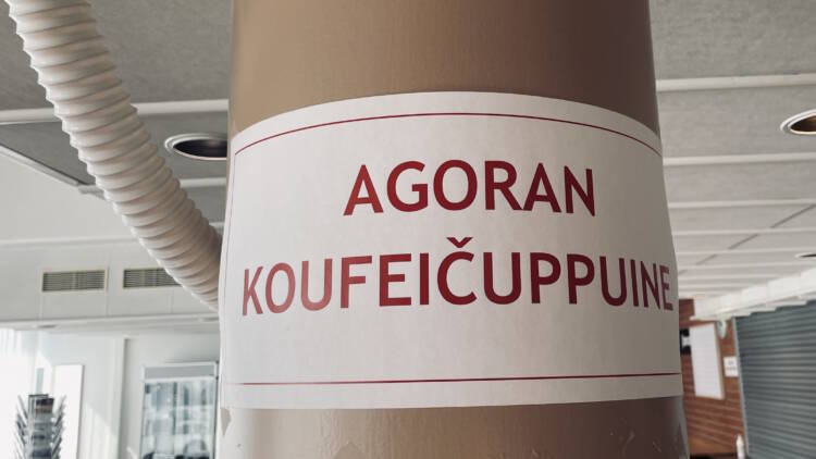 Yliopiston kahvila, jossa on kyltti "Agoran koufeičuppuine".