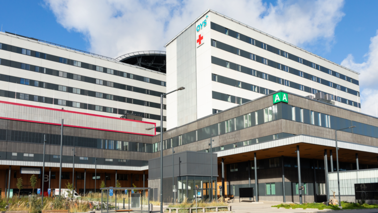 Oulun yliopistollinen sairaala kuvattuna ulkoa syksyllä 2024.